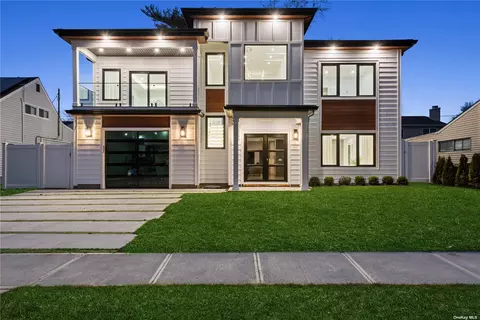 60 Lion Ln, Westbury, NY 11590