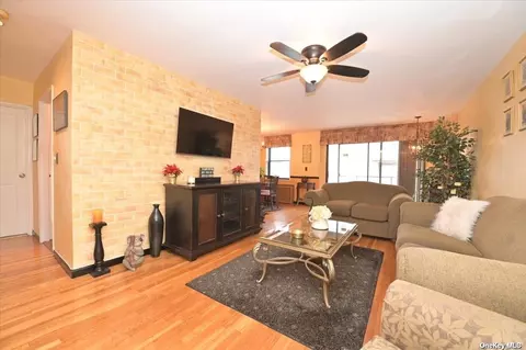 5 Birchwood Ct #4L, Mineola, NY 11501