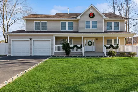 29 Floyd St, Deer Park, NY 11729