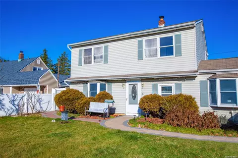 47 Needle Ln, Levittown, NY 11756