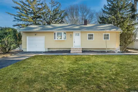 124 Fawn Ln, South Setauket, NY 11720