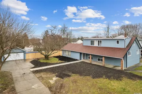 12 Lynwood Ave, Farmingville, NY 11738