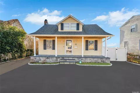 52 Bittermint St, Islip, NY 11751