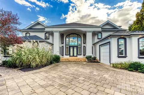 101 W Davison Ln, West Islip, NY 11795