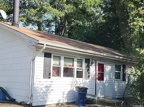 135 Woodland Dr, Mastic Beach, NY 11951
