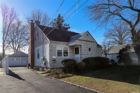 135 Woolsey Ave, Glen Cove, NY 11542