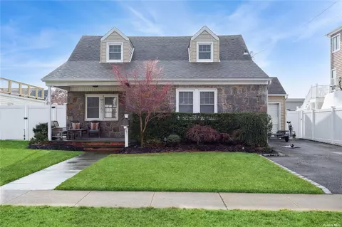 37 W 3rd St, Freeport, NY 11520