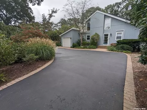 12 Heather Dr, Remsenburg, NY 11960