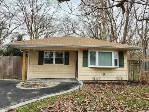 101 Grand Ave, Shirley, NY 11967