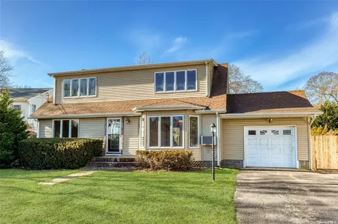 118 Hewitt Blvd, Center Moriches, NY 11934