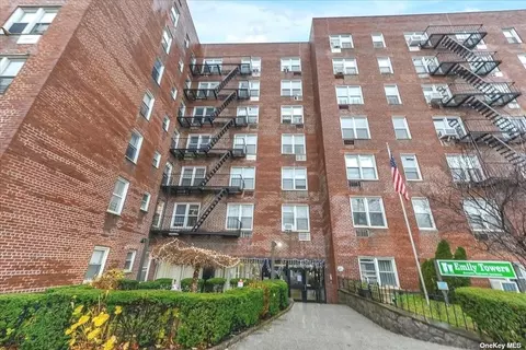 35-10 150 St #4V, Flushing, NY 11354