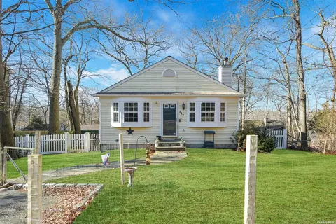142 Halesite Dr, Sound Beach, NY 11789