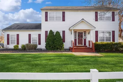 955 Grundy Ave, Holbrook, NY 11741