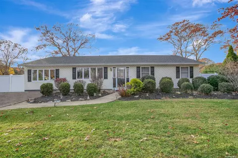 42 New Ln, Selden, NY 11784