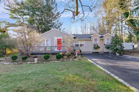 16 Cedar St, Moriches, NY 11955
