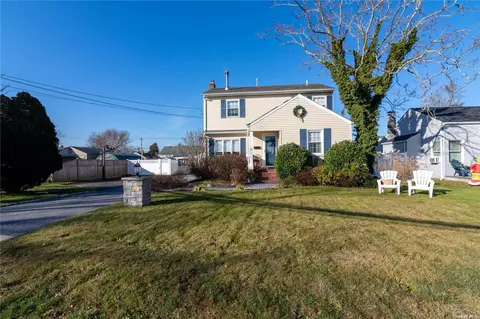 74 Pardee Ave, Islip, NY 11751