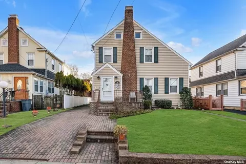 26 Highland Pl, Great Neck, NY 11020