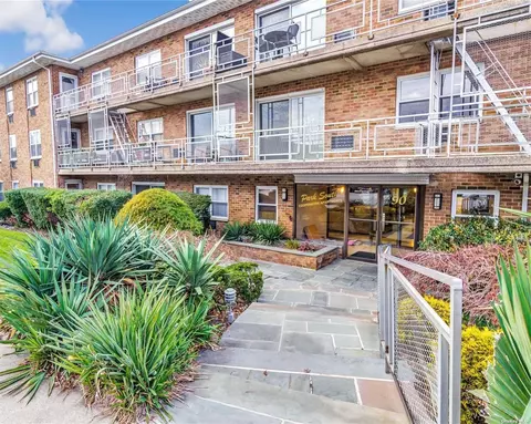 90 S Park Ave #C18, Rockville Centre, NY 11570
