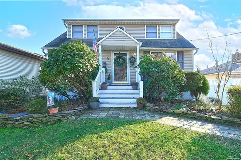 34 Pearsall St, Babylon, NY 11702