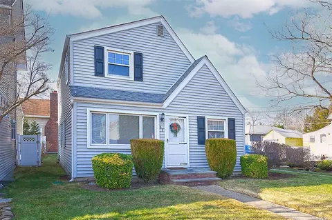 31 Plainfield Ave, East Rockaway, NY 11518
