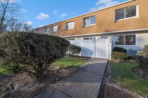 61 Storm Dr #61, Holtsville, NY 11742