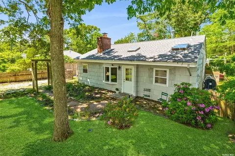22 Washington Ave, Hampton Bays, NY 11946