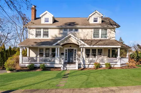 17 Bayview Ave, Port Washington, NY 11050