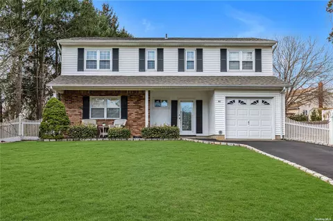 41 Sandy Hollow Dr, Smithtown, NY 11787