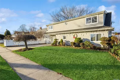 92 Bucket Ln, Levittown, NY 11756