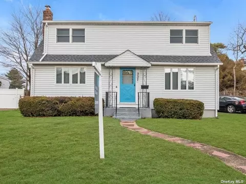 337 Knollwood Ln, Seaford, NY 11783
