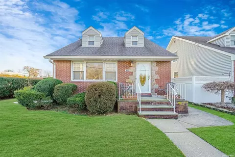 246 Roslyn Ave, Carle Place, NY 11514