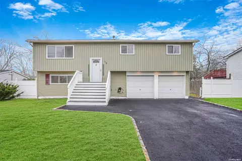 78 E Arpage Dr, Shirley, NY 11967