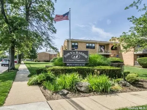 53 Hampton Pl #18D, Freeport, NY 11520