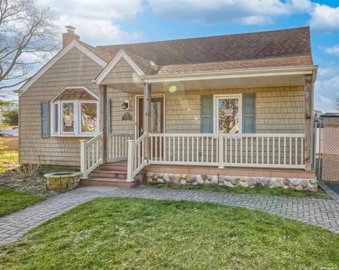 233 W Windsor Pkwy, Oceanside, NY 11572