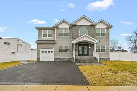 75 Hearth Ln, Westbury, NY 11590