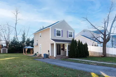 5 Church St, Roslyn Heights, NY 11577
