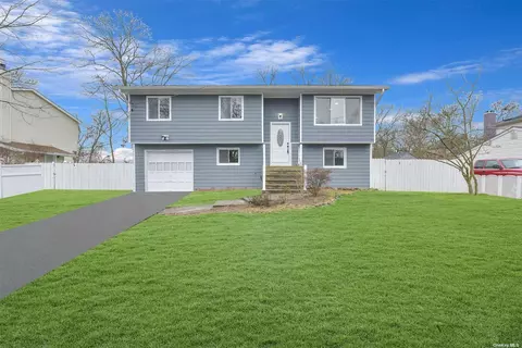 76 Aster Ave, Holtsville, NY 11742