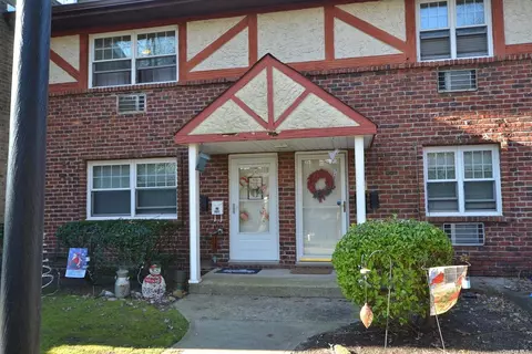 6 Glen Hollow Dr #A7, Holtsville, NY 11742