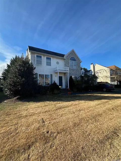 4 Laurel Ln, Holtsville, NY 11742