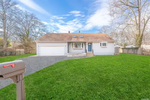 28 Bogota Rd, Mastic Beach, NY 11951
