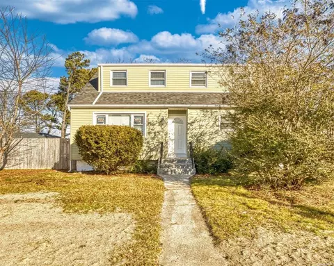 11 Essex St, West Babylon, NY 11704
