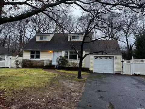 7 Robinson St, Shoreham, NY 11786