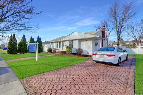49 Amherst Ln, Hicksville, NY 11801