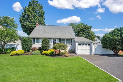 65 Kobb Blvd, West Islip, NY 11795