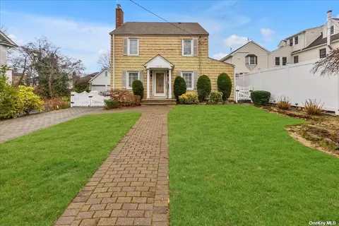 28-39 213th St, Bayside, NY 11360