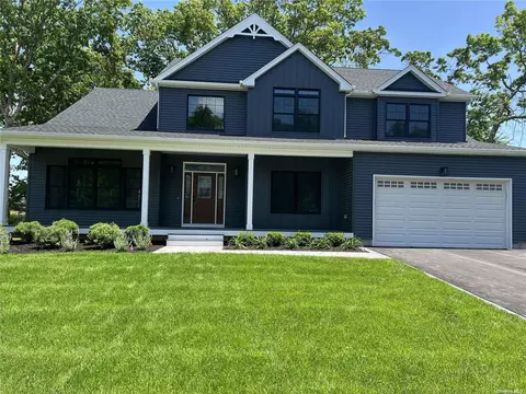 2 Marchant Dr N, Saint James, NY 11780