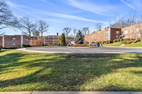 4 Edwards St #2F, Roslyn Heights, NY 11577