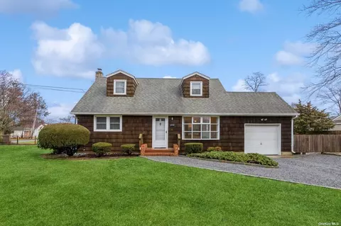 15 Colonial Ln, Bellport, NY 11713