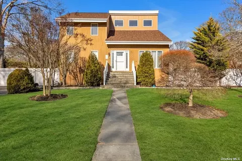 1 Rigby Rd, Center Moriches, NY 11934