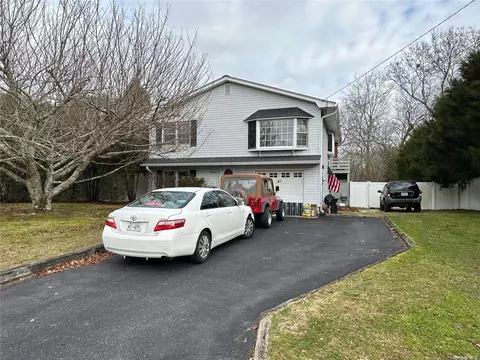41 Pine Edge Dr, East Moriches, NY 11940